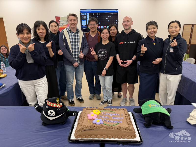 校長毛星芳(右1)、教師吳秀君(左2)和部份與會學員合影