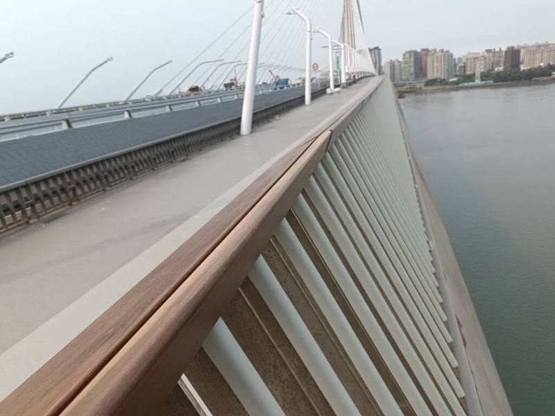 淡江大橋將通車，針對東北季風引發低頻風切聲問題，公路局16日指出，在人行、自行車道欄杆外側加裝消音膠條的短期改善方案已完成，長期方案預計8月底前完工。