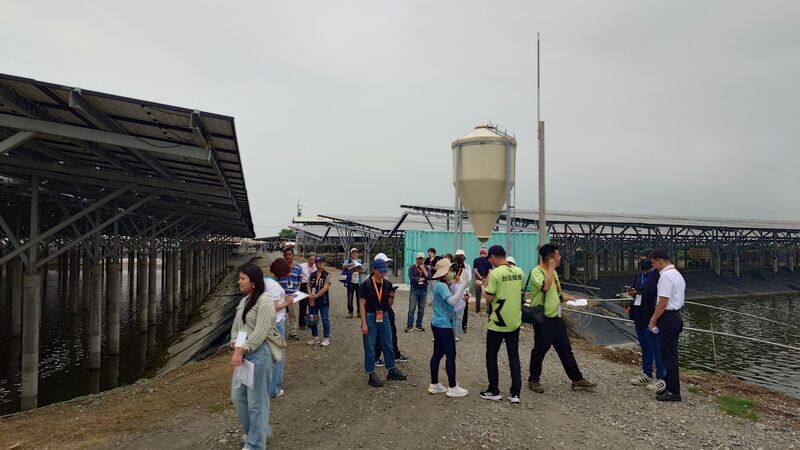 台泥嘉謙綠能舉辦漁電共生體驗遊程，16日參訪台泥義竹漁電共生場域等多處，串連漁業、農業與產業，展現綠色能源與農村共榮願景。