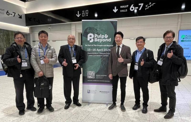 台灣駐芬蘭代表林昶佐（右3）在展場接見造紙與製漿參訪團。