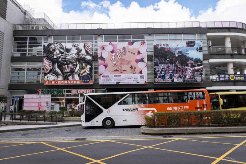 交通部觀光署日月潭國家風景區管理處16日宣布，台灣好行日月潭環湖線電動巴士啟動，串聯水社綜合商場等重要景點，落實永續低碳旅遊目標。（日管處提供）