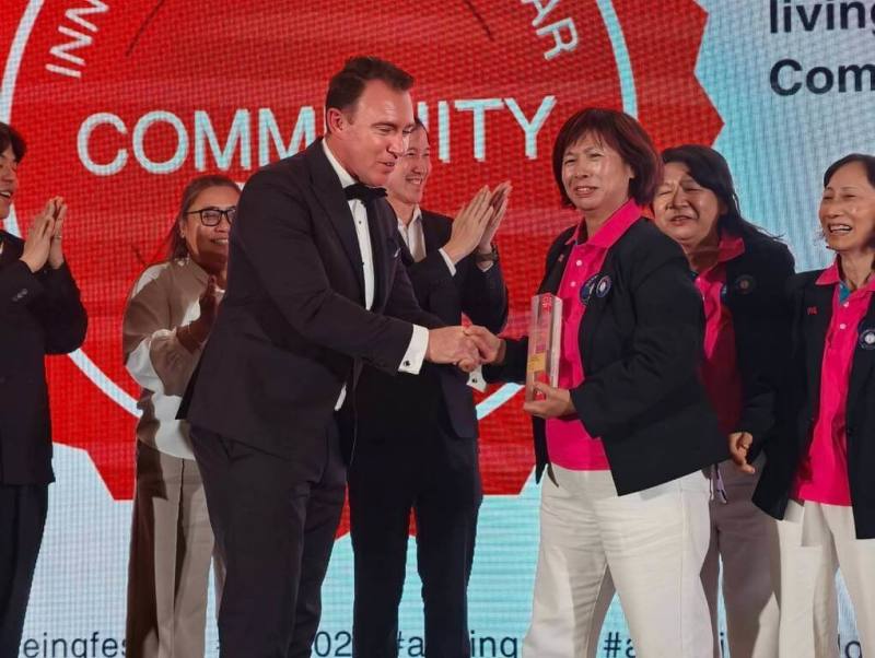 新北市永和區民權社區發展協會16日表示，以「共生社區世代共融與長者賦權模式」，獲2026亞太養老創新獎「社區照顧類」獎項，由協會執行長邱秀蘭（前右）與幹部前往新加坡領獎。（民權社區發展協會提供）