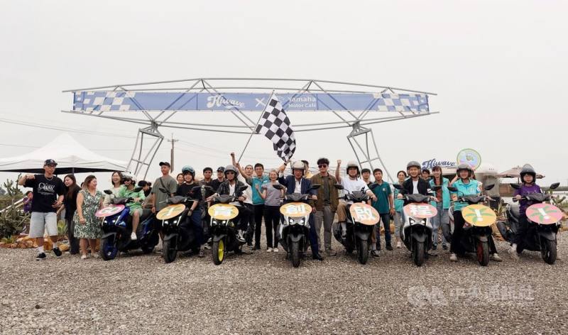 嘉義縣府推動「青創培力站」計畫，協助在地青年扎根創業，16日在布袋鎮海味咖啡舉辦新站點啟動活動；縣長翁章梁（前排右5）邀請要創業的青年參與青創培力站的活動