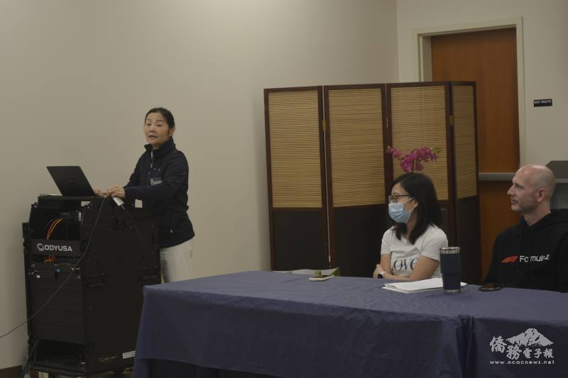 校長毛星芳（左站立者）