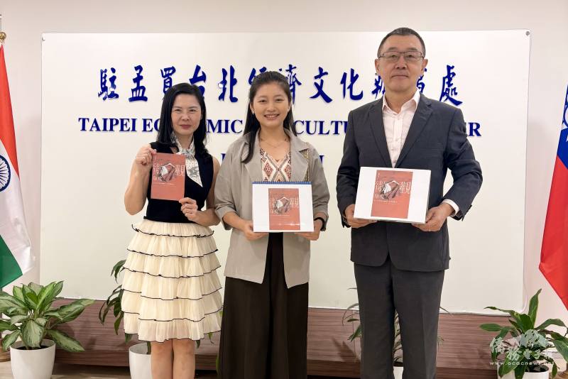 駐孟買辦事處處長張均宇、《微觀印度》作者廖珍綾及馬哈拉斯特拉州（大孟買）臺商會理事史紫蓉（由右至左）與新書合影
