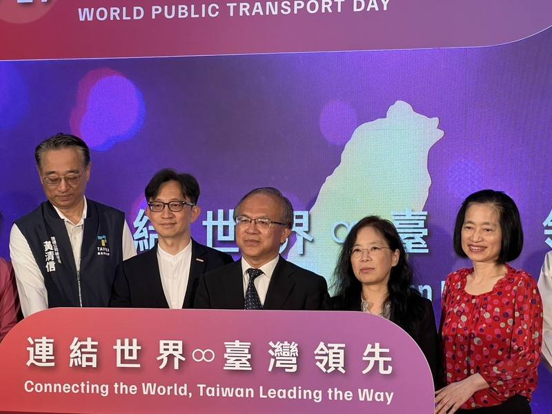 響應國際公共運輸協會（UITP）訂17日為「世界公共運輸日」，交通部運輸研究所辦記者會，交通部次長陳彥伯（中）表示，推動公共運輸是為解決交通壅塞，更是淨零轉型重要工具與關鍵行動。