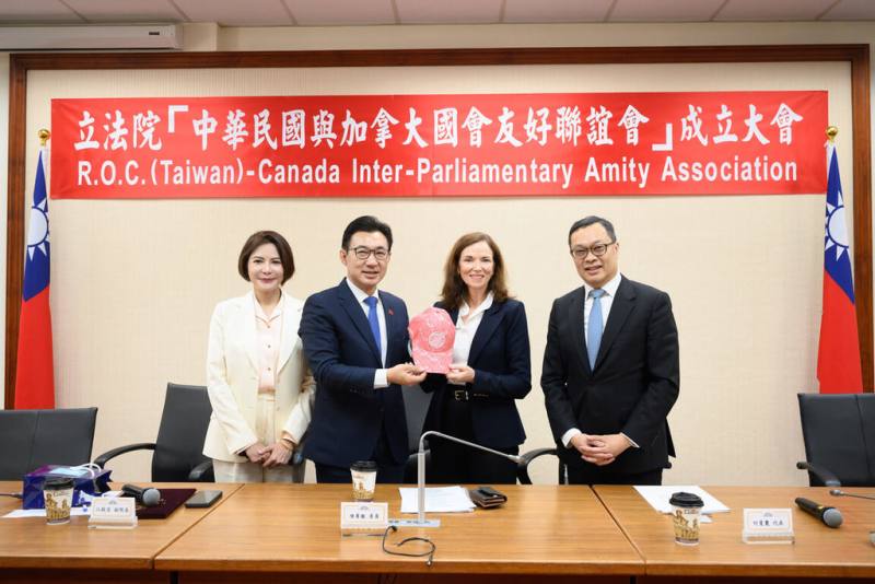 立法院副院長江啟臣（左2）17日出席「中華民國與加拿大國會友好聯誼會」成立大會，他表示，將成為台加國會的重要交流平台，可望強化雙邊關係。