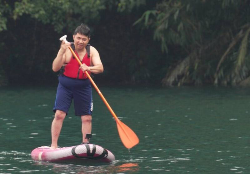 視障者林家興（圖）在公視身心障礙節目「極樂世界之好好出門」中挑戰SUP立槳，他開心表示，自己在水上感受到前所未有的放鬆與自在