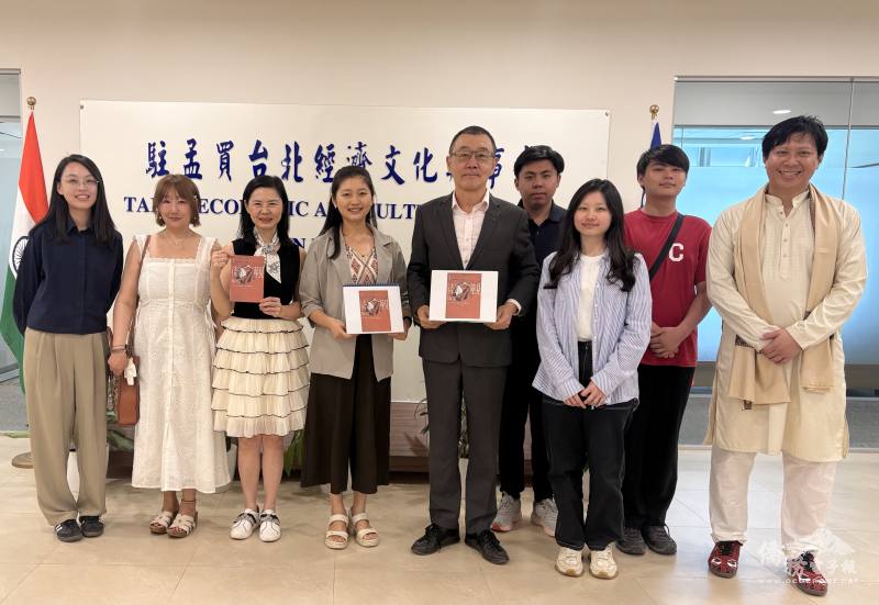 全體與會人員於駐孟買辦事處牌前合影