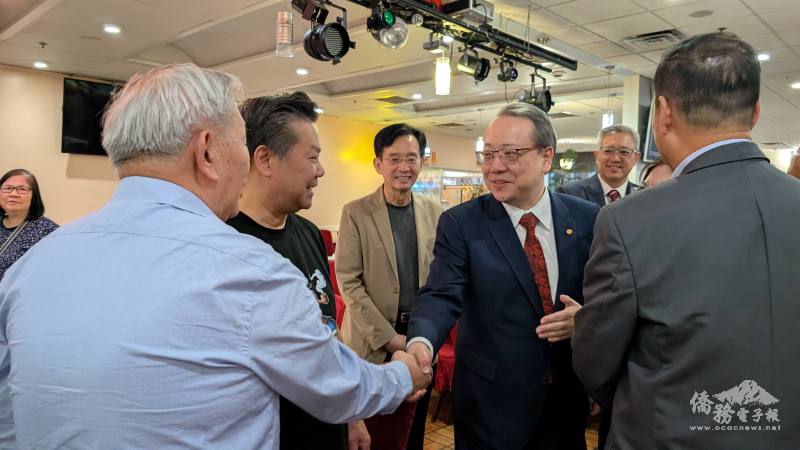 馬博元（右二）與鳳凰城當地僑領交流。