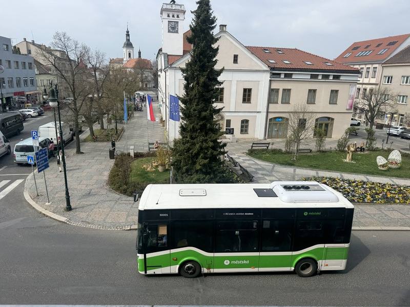 中東政局持續動盪，衝擊正逐步影響捷克經濟與日常生活。由於能源價格上漲，捷克民眾逐漸改變通勤方式，從開車轉向搭乘大眾運輸工具。