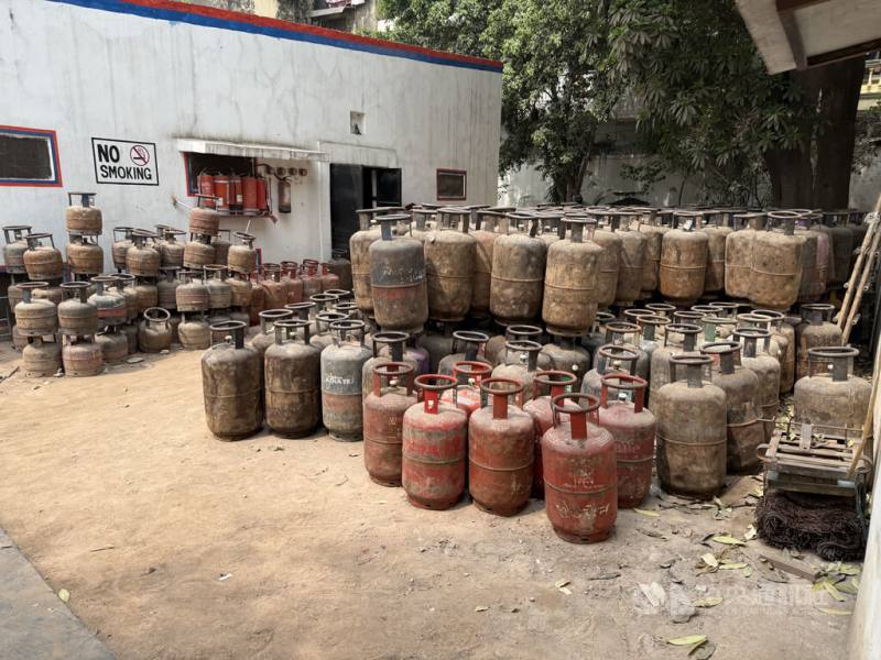 中東戰事導致能源供應短缺，使得全球民生、經濟受到嚴重影響，同樣受到波及的印度，經濟成長受到威脅、財政赤字擴大、盧比跌到新低，有官員表示，這樣的破壞力不亞於疫情帶來的震盪。圖為印度民眾日常所需的桶裝液化石油氣。