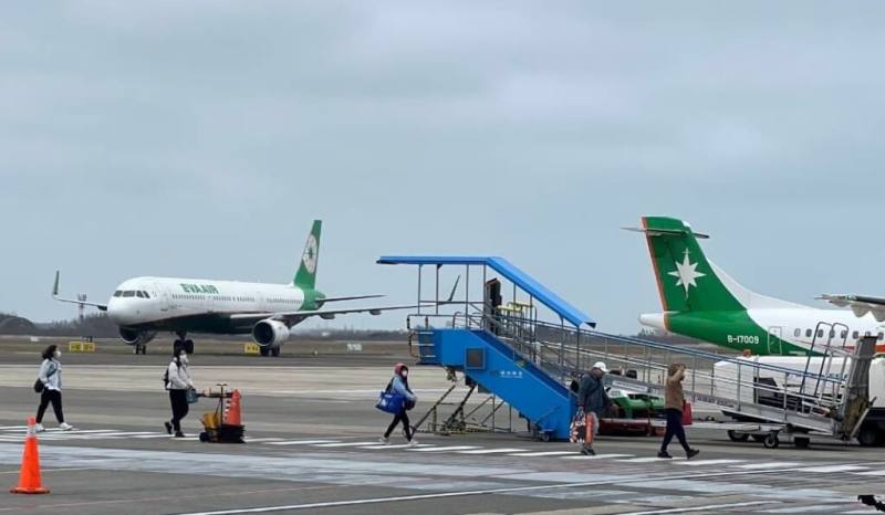 圖為澎湖機場搭機民眾。