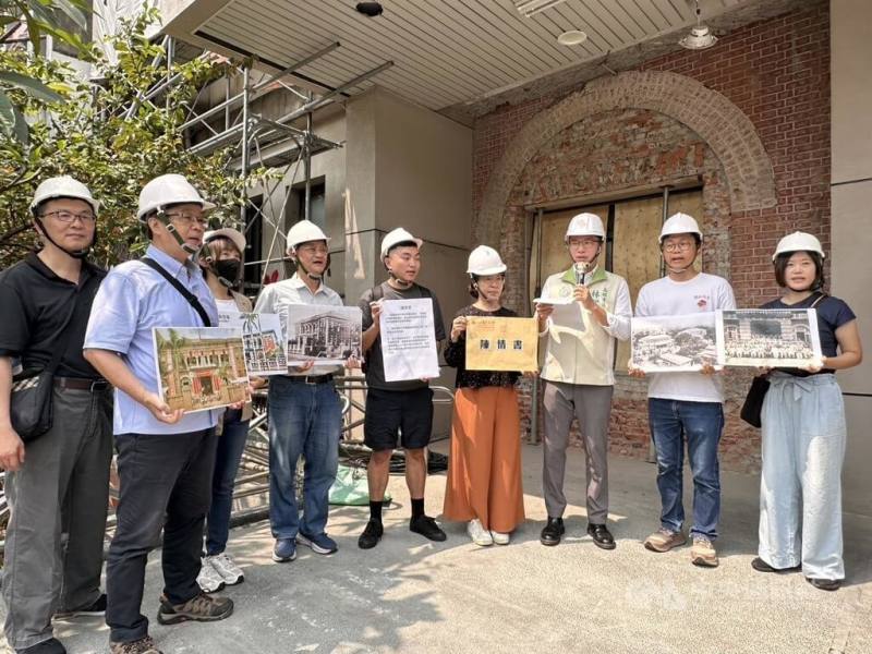 高雄市立圖書館曹公分館近日進行耐震補強工程，過程中意外露出百年前「鳳山街役場」的拱門構造。高雄市議員林智鴻（右3）陪同文史工作者遞交陳情書，文化局由副局長簡美玲（右4）收下並說明。