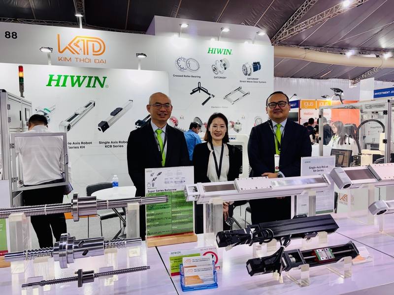 上銀為全球前3大精密滾珠螺桿及線性傳動元件品牌，為台灣的隱形冠軍。駐河內對外貿易發展協會主任施懿恬（中）、上銀資深經理詹忠翰（左）、業務代表陳明輝（右）16日於越南海防工業展合影。