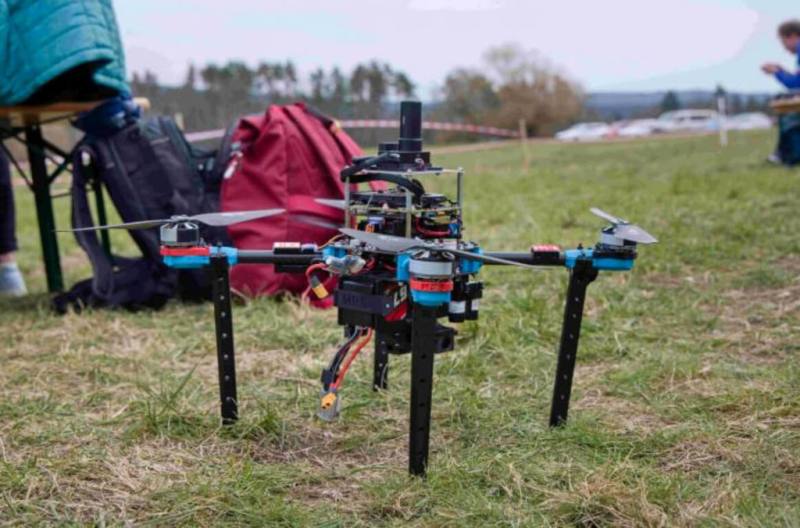 捷克理工大學開發新無人機技術，結合高安全設計與仿生群體智慧，系統零件多採用捷克本土製造，以減少資安風險與強化技術自主性。