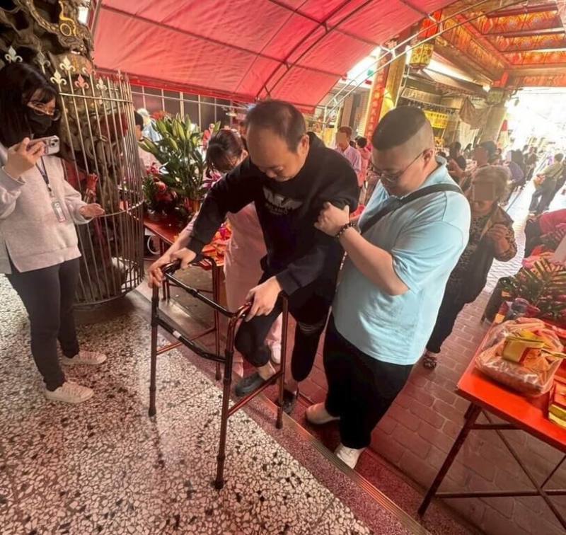 苗栗縣通霄鎮劉姓男子每年都會跟隨白沙屯媽祖進香，今年因為中風無法隨行，護理之家團隊啟動圓夢計畫，他也努力復健，克服身體障礙，趕在媽祖出發前緩步走入拱天宮參拜。