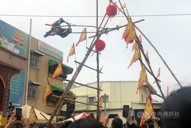 嘉義市鞦韆節18日在光路里武當山玄天上帝廟埕登場，選手在12公尺高鞦韆架比技藝及膽識