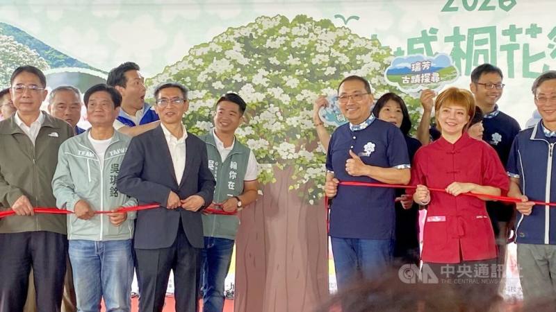 「2026新北市客家桐花祭」活動18日於土城區捷運海山站廣場，由市長侯友宜（前右3）與客家委員會主任秘書吳克能（前左3）等人揭幕