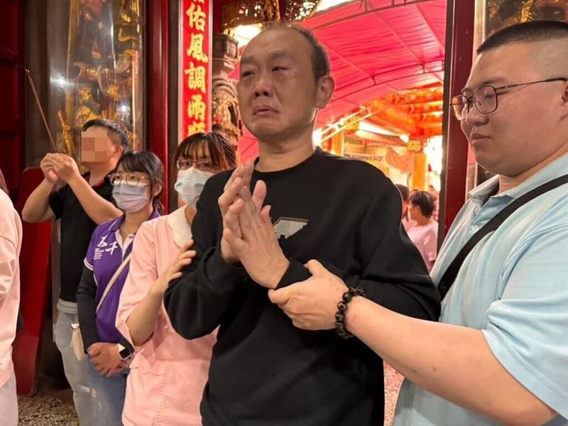 A man surnamed Liu (front left) prays at Baishatun Gongtian Temple in Miaoli County on Friday. Photo courtesy of Nanshi Nursing Home