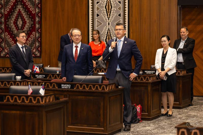 駐洛杉磯台北經濟文化辦事處長馬博元（前左）16日在亞利桑那州眾議會見證友台文告。（駐洛杉磯辦事處提供）