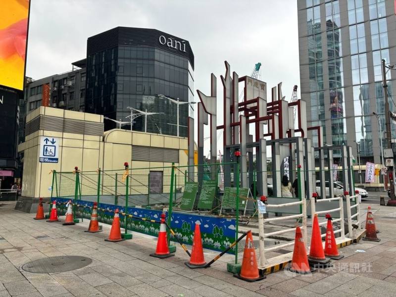 台北市政府推動無菸城市，3處位於西門町商圈的首批負壓式吸菸室已在動工，預計4月底完工啟用