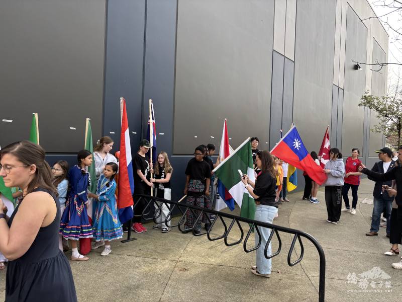 Surrey Christian School 臺灣學生持中華民國國旗準備進場