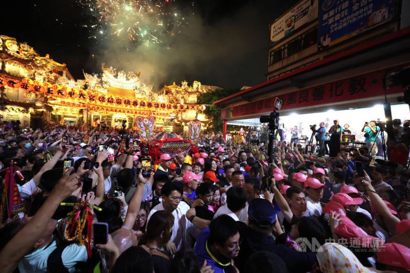 台中大甲鎮瀾宮媽祖9天8夜徒步遶境進香於17日晚間10時5分熱鬧起駕，萬名信眾到場參與，恭送媽祖出巡