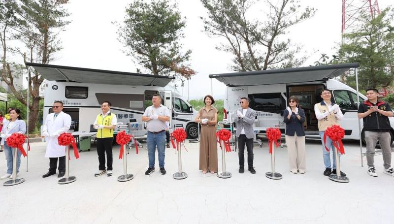 東華醫院18日啟用2輛偏鄉醫療巡迴車，配備12導程心電圖機、生理監視器、手持式超音波、移動式X光、AED、急救設備等，南投縣長許淑華（中）等人出席啟用儀式。（東華醫院提供）