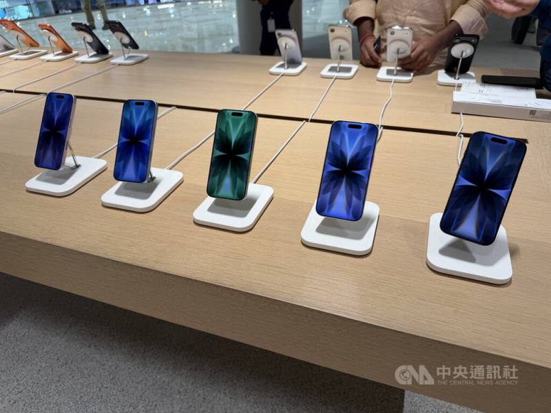 印度智慧型手機2026年第1季的出貨量下滑3%，是近6年表現最差的一季。分析師認為，記憶體等成本上漲，讓智慧型手機售價拉高，導致民眾購買意願下滑，廠商出貨量放緩。圖為蘋果（Apple）智慧型手機iPhone