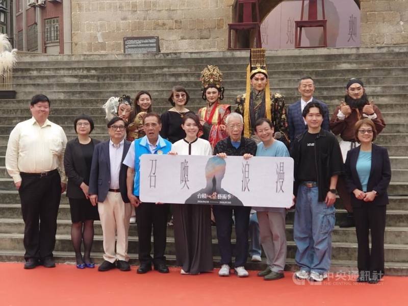 台積電文教基金會17日在新竹東門城舉行台積心築藝術季開幕記者會，基金會董事長曾繁城（前右4）、新竹市長高虹安（前右5）、新竹縣副縣長徐元棟（前左4）等人出席。藝術季將以「慾望城國」作為藝術季開幕大戲