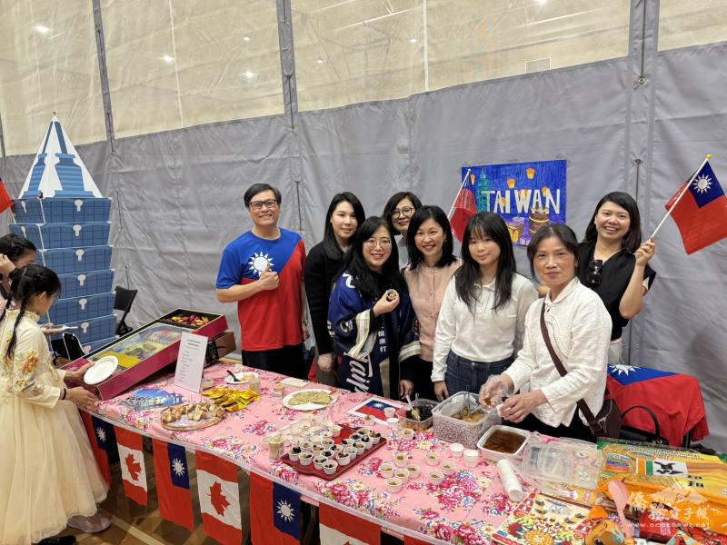 郭淑貞(中)與FASCA學員長張壹鵑(右三)及志工團隊合影