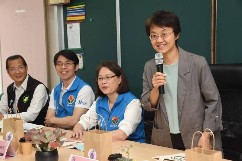 客委會主委古秀妃（右1）17日到苗栗縣銅鑼鄉中興國小附幼，了解沉浸式客語教學推動情形，也感謝縣府多年來支持各項客家政策，讓客家母語和文化能永續薪火相傳。（苗栗縣政府提供）
