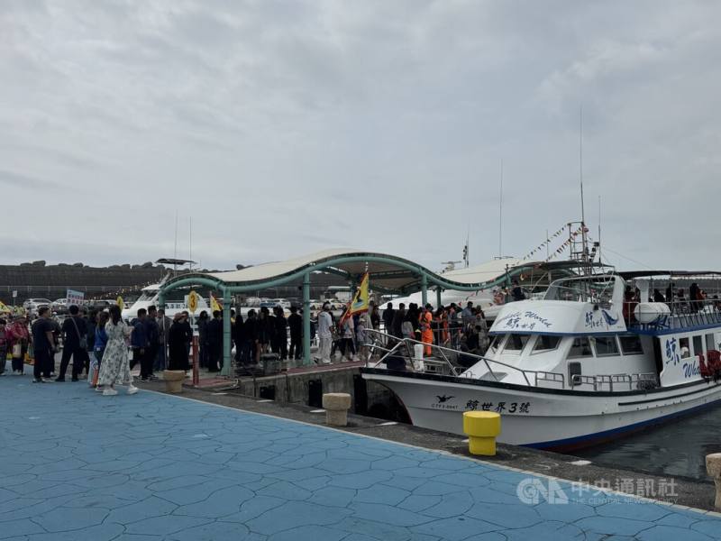 海洋委員會海洋保育署18日在花蓮漁港舉行「友善賞鯨啟航」活動，推廣不餵食、不追逐等原則，減少對鯨豚生活的打擾