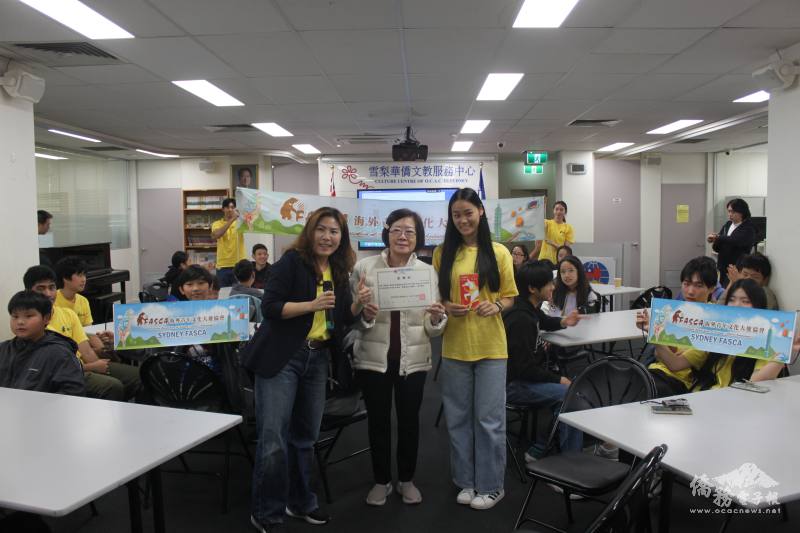 學員們感謝僑務委員陳雪鳳慷慨支持FASCA活動