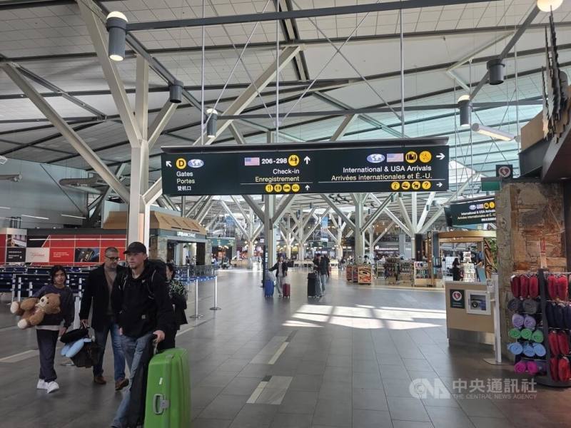 中東戰爭導致航空燃油價格飆升，加拿大航空宣布暫停6條航線，其中包括飛美國紐約和鹽湖城航線。圖為溫哥華機場