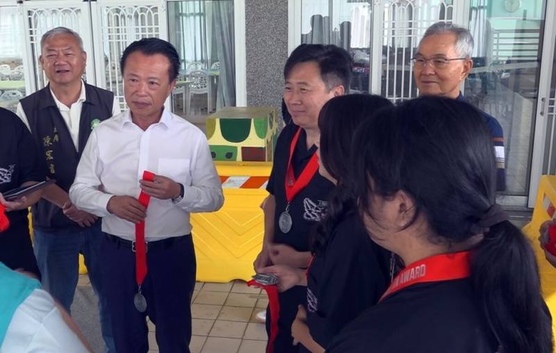 嘉義縣竹崎高級中學機器人競賽代表隊FRC7551在美國紐約2026 FRC Gotham Regional Competition勇奪工程啟發獎，晉級休士頓世界賽，嘉義縣長翁章梁（後排中）17日到竹崎高中祝賀。（嘉義縣政府提供）