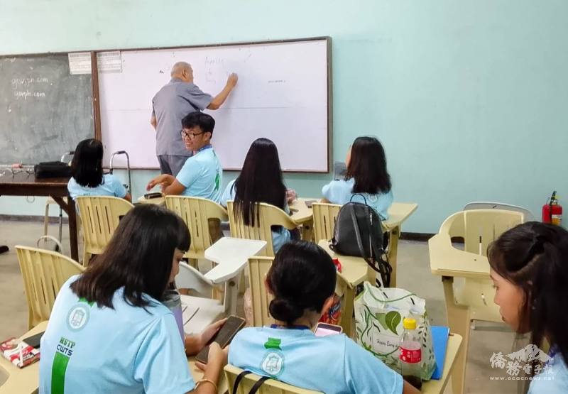學生聚精會神聆聽並觀察實際操作過程