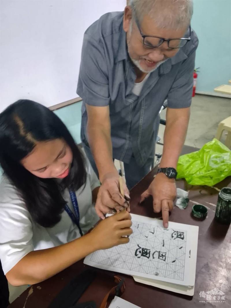 學員親自體驗毛筆書寫，沉浸於書法學習氛圍中