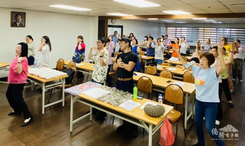 黃婷婷於課程前帶來端午歌曲帶動唱，課程互動熱絡