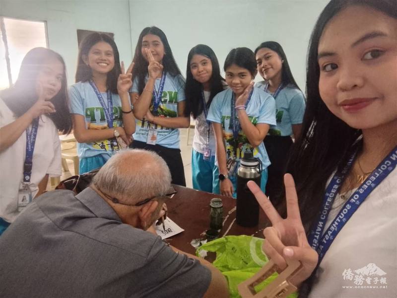 納卯東南亞基督教學院師生於書法文化體驗活動