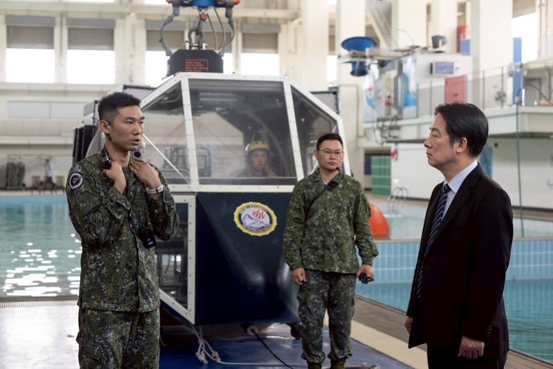 賴清德總統17日上午先後前往高雄視導「飛訓部國軍空勤人員求生訓練中心」及「陸軍步兵訓練指揮部」