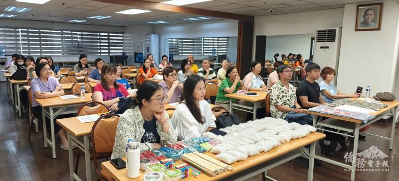 學員投入手作體驗，現場瀰漫濃厚艾草香氣與學習氛圍