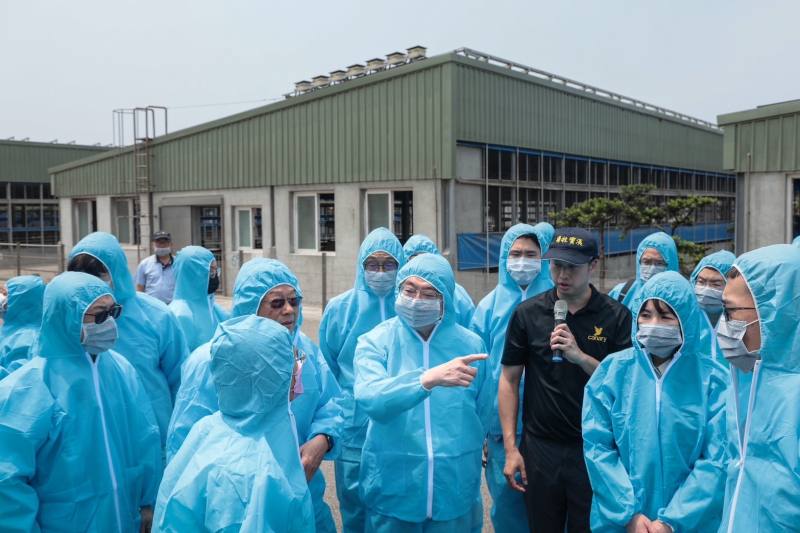 行政院長卓榮泰參訪彰化漢寶牧場產業淨零轉型與智慧升級示範場域