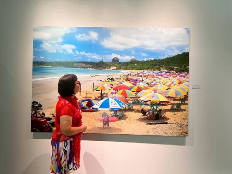 屏東縣立美術館「屏美放閃」藝術教育系列活動持續展開，17日舉行工作坊「穿出我的屏美Style」，學員透過觀察畫作中的色彩與線條，穿上自己重新詮釋的服裝，開啟藝術與身體對話。（屏東縣政府提供）