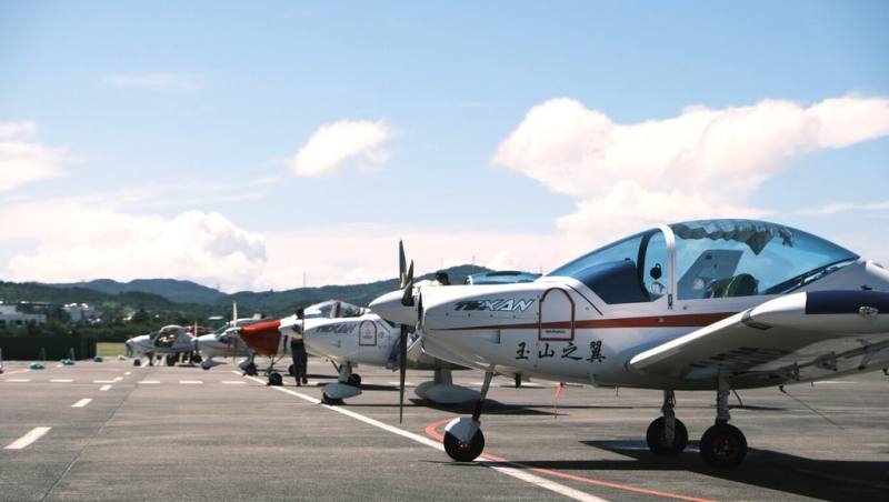 屏東年度觀光盛事「屏東3D旅遊嘉年華」，18日在5架超輕航機試航下揭開序幕。屏東縣政府交通旅遊處限量推出超輕航機同乘體驗及恆春首發團遊程，5月1日開放報名。（屏東縣政府交通旅遊處提供）