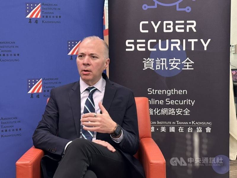 美國資安專家克利斯坦森（Guillermo Christensen）近日受邀訪台分享資訊安全重要性，17日到高雄市政府進行桌上兵推，探討面對網路威脅持續升溫，政府該如何提早應對做準備