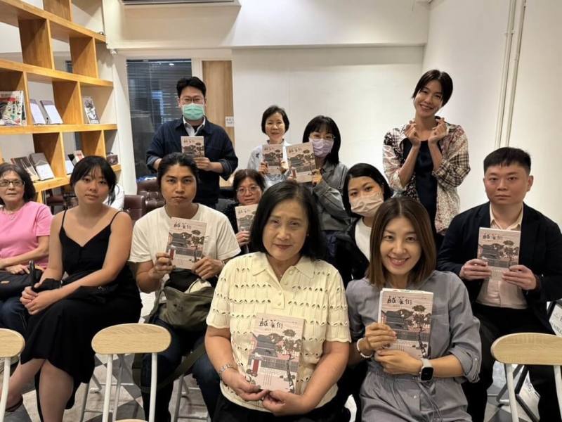 作家周芬伶（前排左）近期出版最新長篇小說「鹹菜街」，18日在台北春秋書店與作家李欣倫（前排右）以「心魔與女神的對話」為題對談，暢談創作心路。（印刻文學提供）