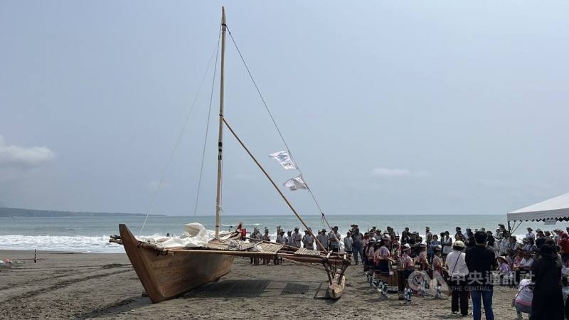 以南島舟船為基礎、台東縣政府結合跨族群打造的「海洋之眼」舟船，18日移至台東杉原灣舉行新船下水儀式，並預約導覽至5月，接著沿台東海岸航行，為台東博覽會報佳音