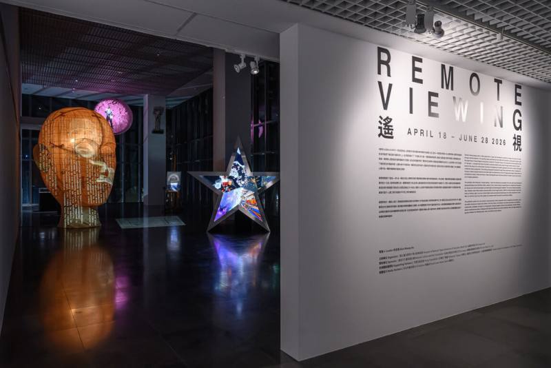 北師美術館18日起將推出展覽「遙視」，探問影像之於現代的面貌，入口處可見美國藝術家奧斯勒（Tony Oursler）回應展覽研究帶來的全新裝置作品「第三眼」（2026）。（北師美術館提供）